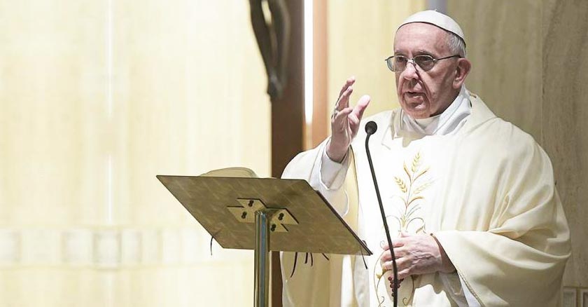 papa francisco hablando desde el podio homilia en santa marta 