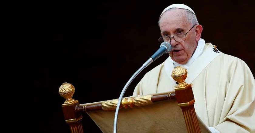 papa francisco hablando discurso desde podio microfono homilia fondo negro  