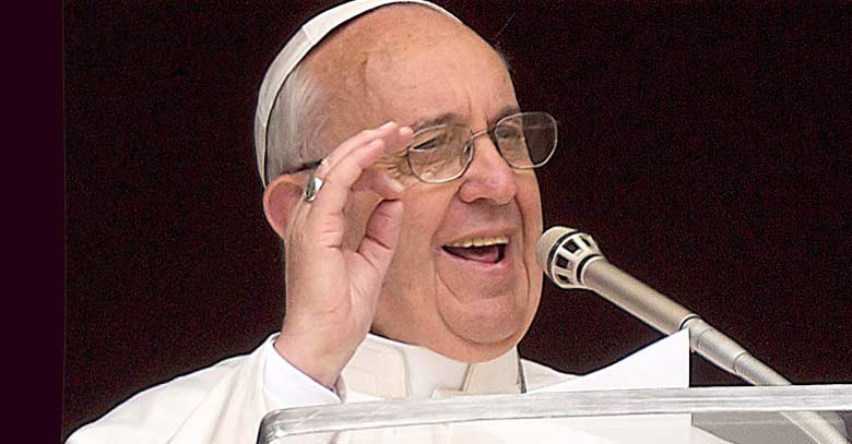 papa francisco hablando microfono rostro molesto fondo negro 