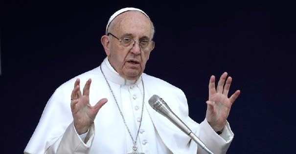 papa francisco homilia alza manos fondo azul