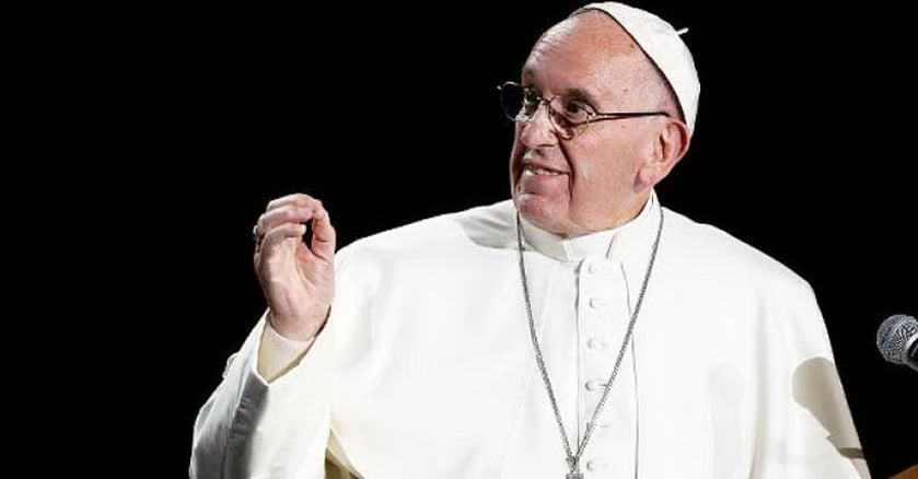 papa francisco homilia en podio microfono fondo negro 