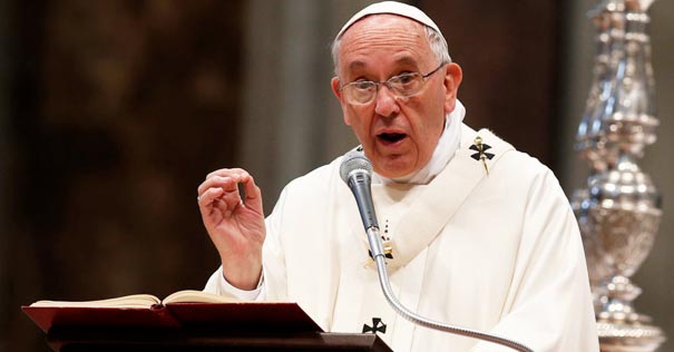 papa francisco homilia podio exhorta fieles catolicos