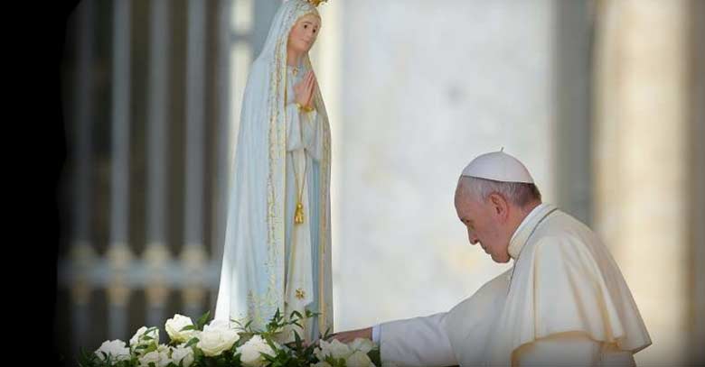 papa francisco imagen estatua virgen de fatima rosas