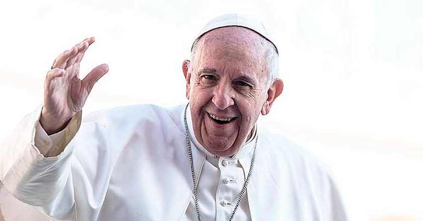 papa francisco la misericordia de dios abre el corazon saluda mano levantada