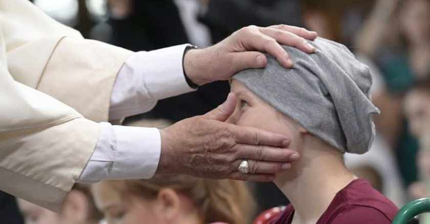 papa francisco las caricias la medicina mas importante en la familia