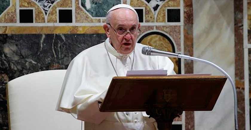 papa francisco lee biblia indiferencia forma de odiar a los demas