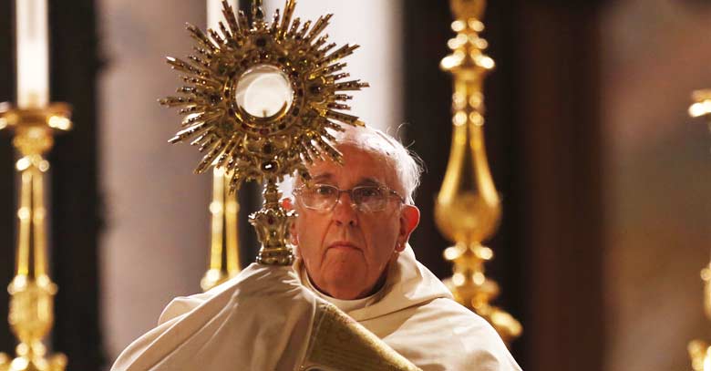 papa francisco levanta jesus sacramentado sagrario santa misa