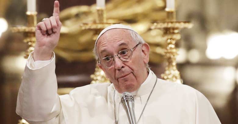 papa francisco levanta mano dedo arriba oracion amor