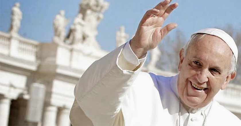 papa francisco levanta su mano donde esta Dios como es posible tanto sufrimiento