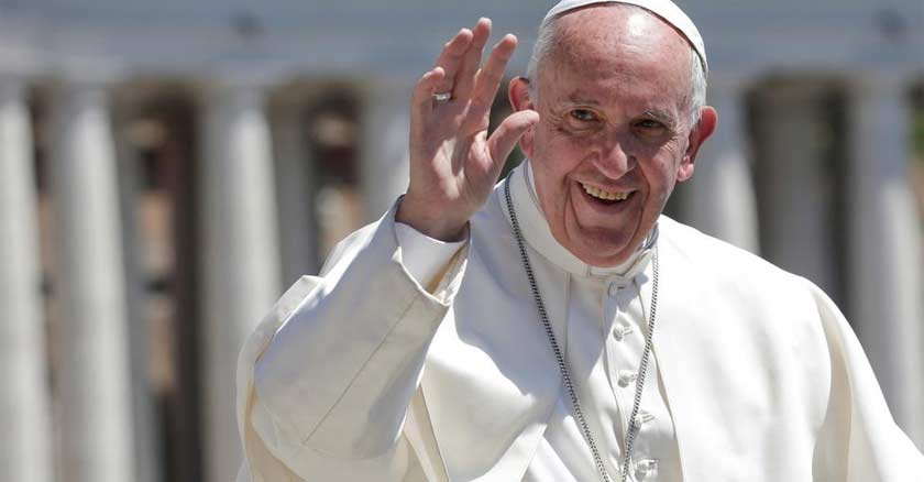 papa francisco levanta su mano para saludar a los fieles sonrie sonrisa   