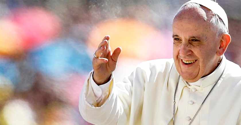 papa francisco levanta su mano saludo sonrisa Dios une corazones de personas