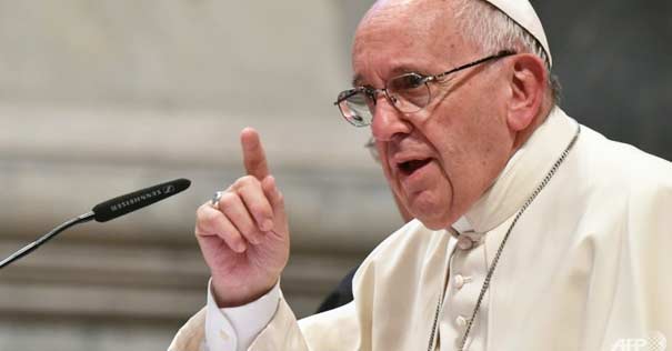 papa francisco levantando dedo mano exhortando