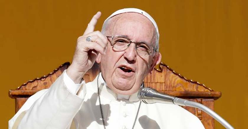 papa francisco levantando su mano dedo en senal de advertencia fondo amarillo ocre