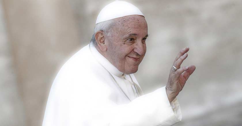 papa francisco levantando su mano para saludar a los fieles mientras sonrie vaticano