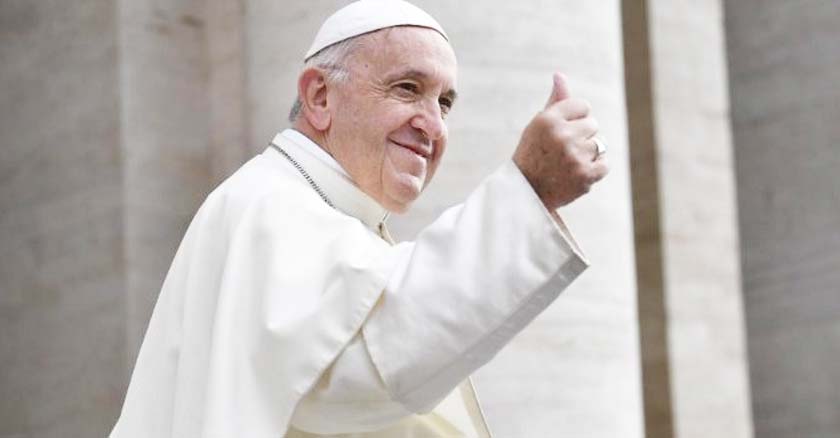 papa francisco levantando su pulgar mientras sonrie muestra agradecimiento