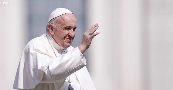 papa francisco mano arriba sonriendo saludo paz