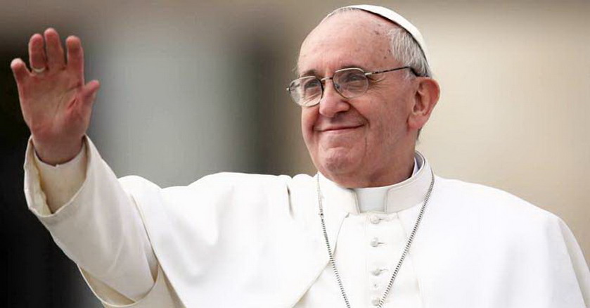 papa francisco mano levantada sonrie 