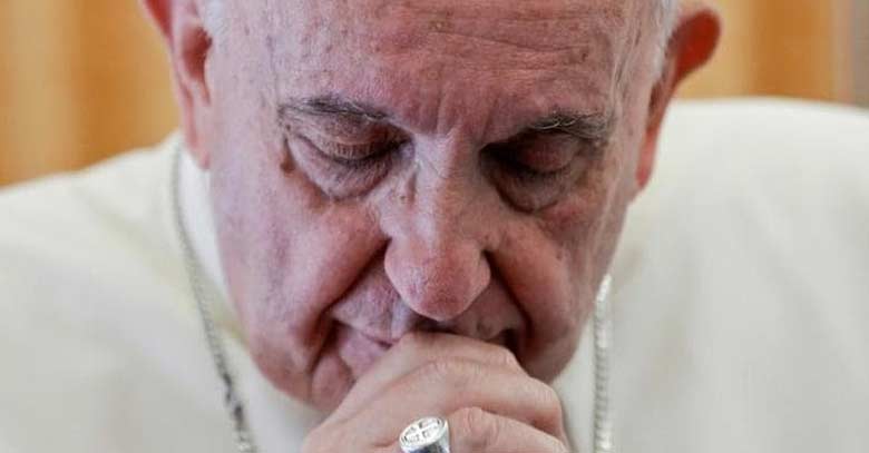 papa francisco mano mejilla pensativo paz