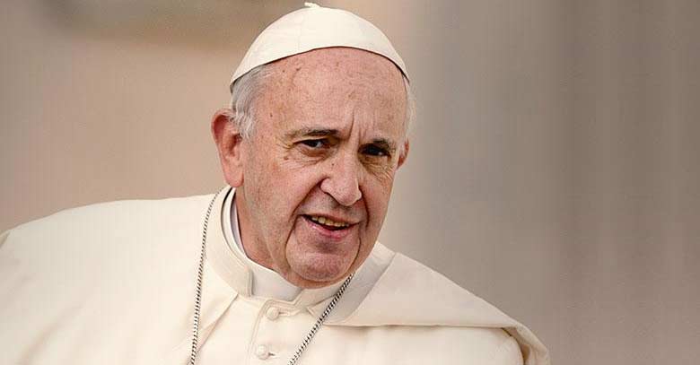 papa francisco mira camara de frente espiritu santo