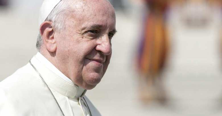 papa francisco mirada lejana fondo vaticano gris