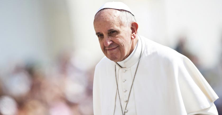 papa francisco mirando a lo lejos serio fondo plaza de san pedro