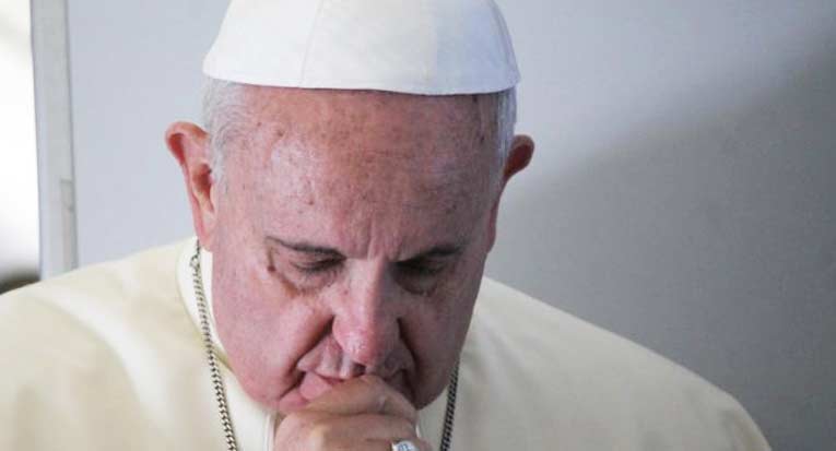 papa francisco mirando abajo rostro pensativo orante
