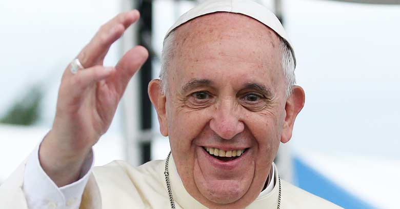 papa francisco mirando de frente con gran sonrisa y saludo 