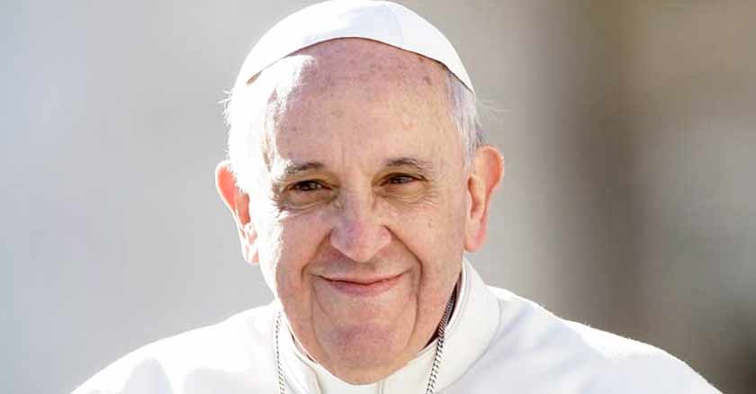 papa francisco mirando de frente con sonrisa secreto para sanar heridas en el matrimonio