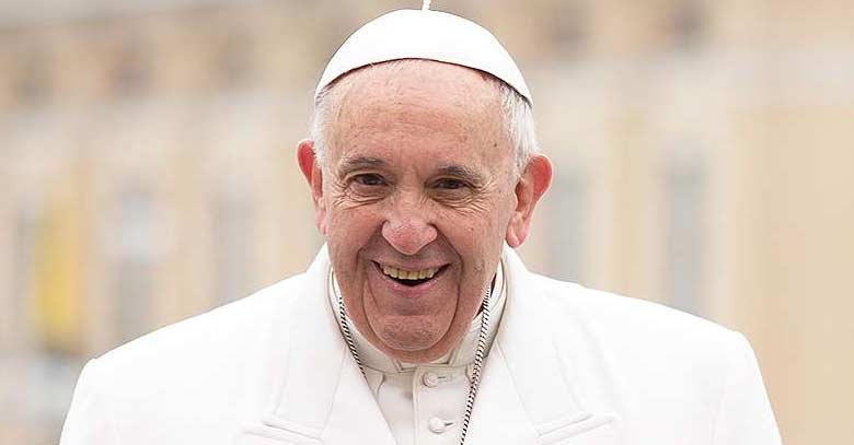 papa francisco mirando de frente sonriendo fondo plaza