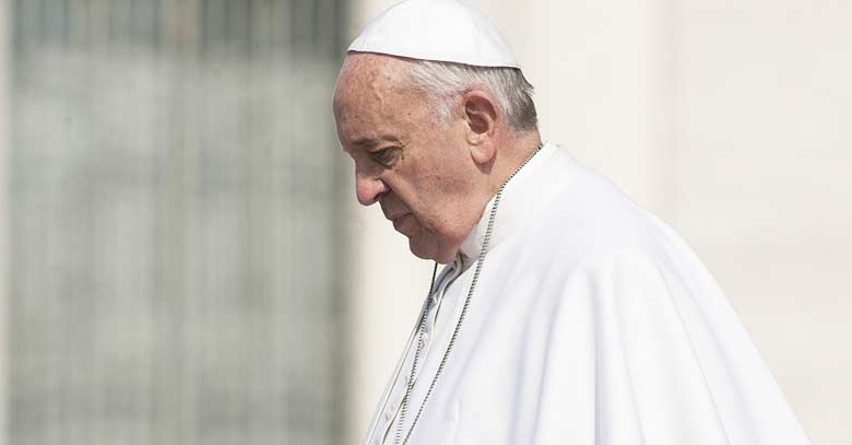 papa francisco mirando hacia abajo caminando mirada triste