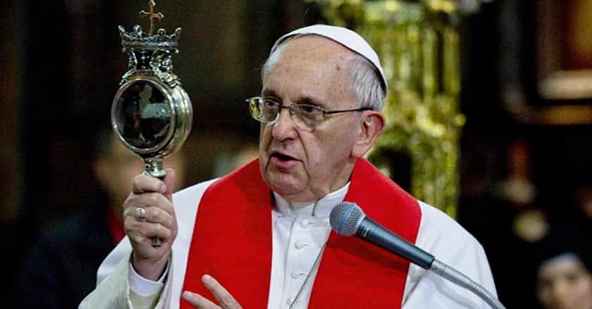 papa francisco mirando milagro de la licuefaccion de la sangre de san genaro