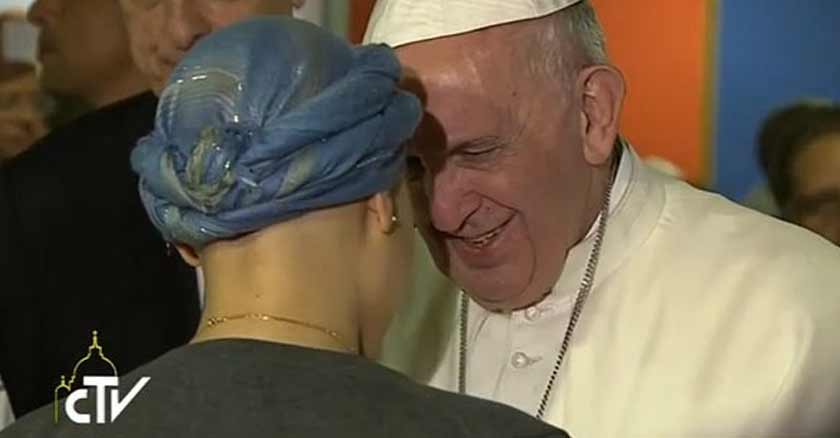 papa francisco nina enferma con cancer conmueve cantar avemaria