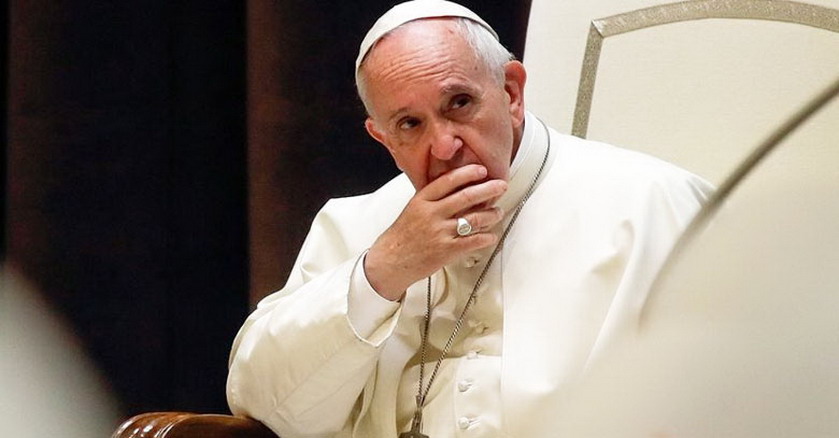 papa francisco pensando sentado silla papal 