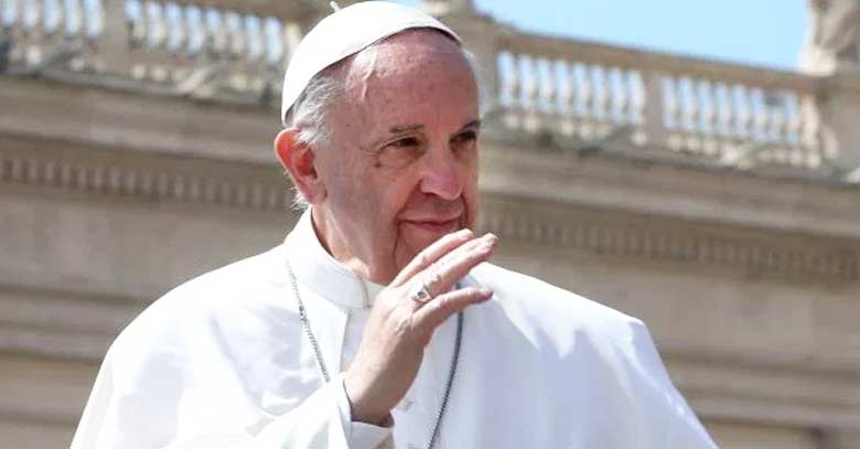 papa francisco plaza san pedro fondo vaticano saludo