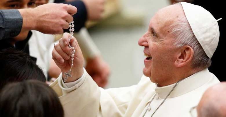 papa francisco recibe alegre santo rosario fiel mano