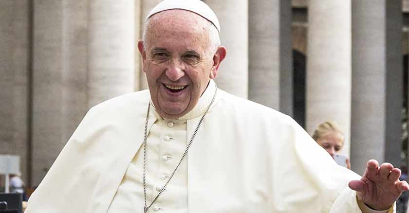 papa francisco revela las cosas que siempre carga en los bolsillos