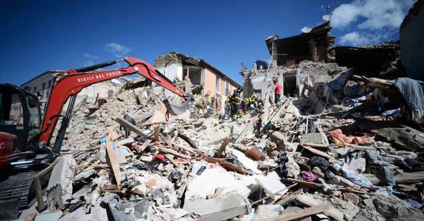 papa francisco reza el rosario por terremoto italia escombros