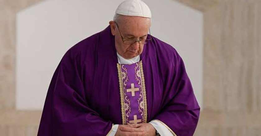papa francisco reza personas con problemas economicos por epidemia de coronavirus en oracion