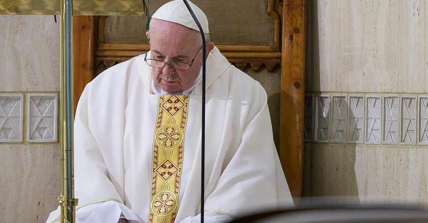 papa francisco reza por los prisioneros las familias por coronavirus misa santa marta