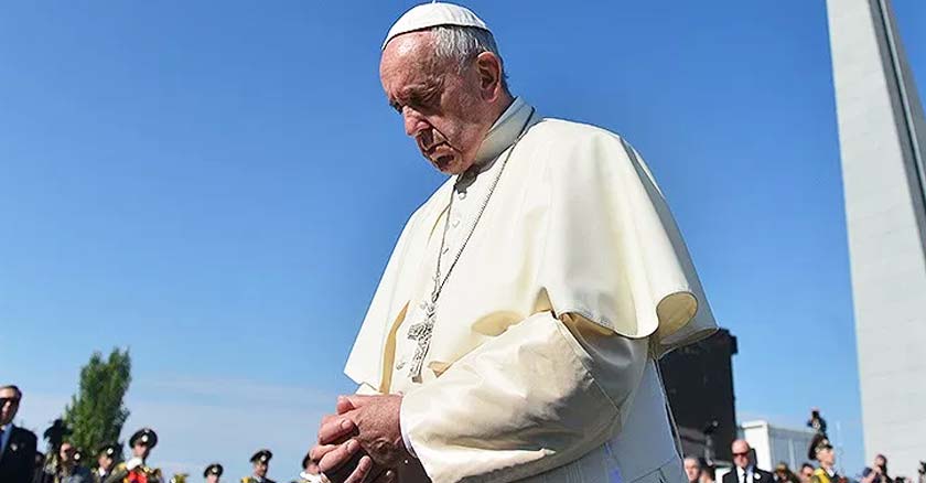 papa francisco rezando ojos cerrados manos juntas fondo cielo azul abierto