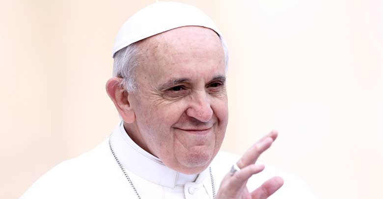 papa francisco rostro alegre fondo claro 
