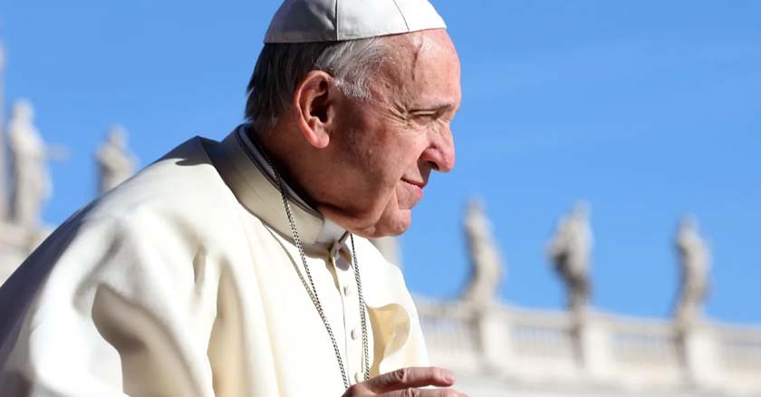 papa francisco rostro de perfil fondo plaza de san pedro vaticano cielo azul