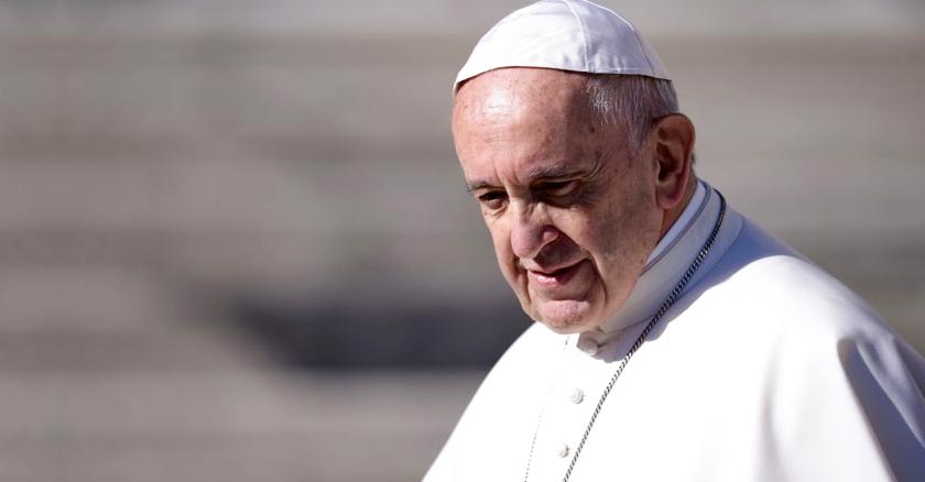 papa francisco rostro serio fondo gris