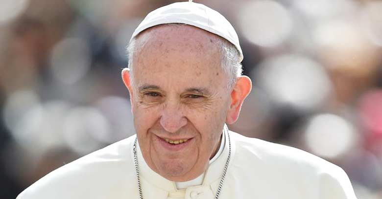 papa francisco rostro sonriendo fondo multitud