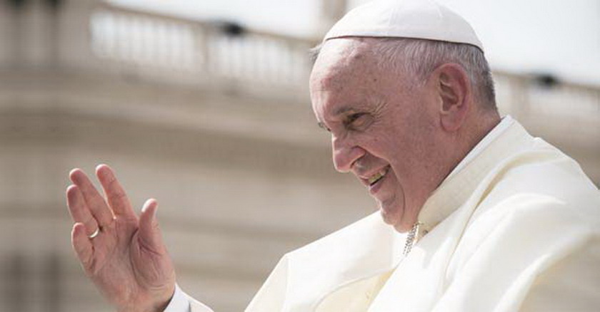 papa francisco saluda plaza vatican terapia de la esperanza