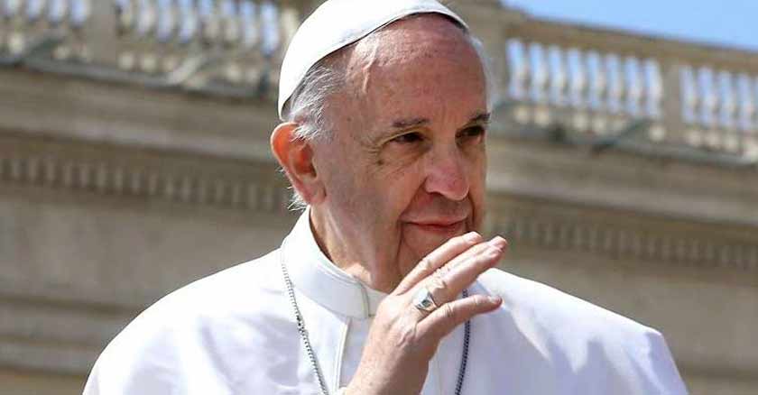 papa francisco saluda vaticano apego al poder apego a las riquezas