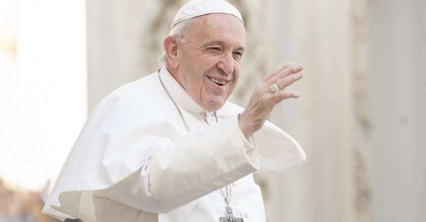 papa francisco saludando a los fieles levanta su mano sonrie plaza de san pedro 