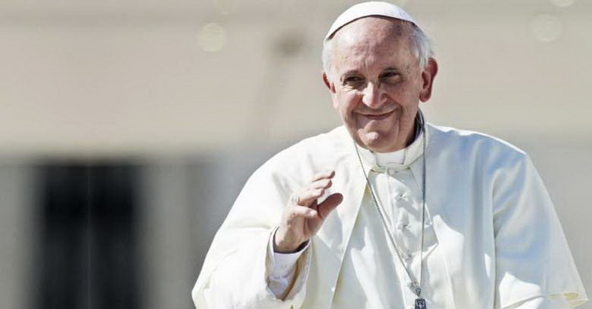 papa francisco saludando alegre