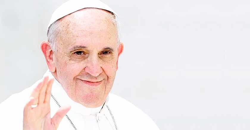 papa francisco saludando con sonrisa abrir puertas del corazon