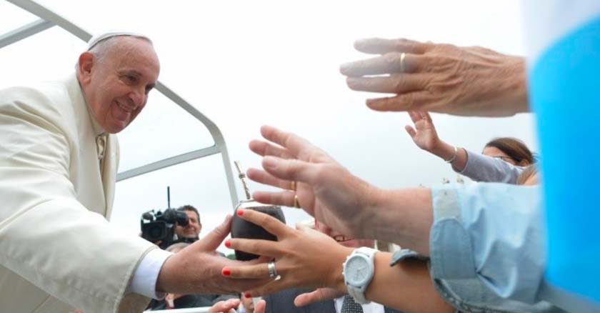 papa francisco saludando desde el papamovil a los fieles sonriendo